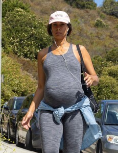 pregnant-leona-lewis-out-hiking-at-hollywood-hills-06-22-2022-1.jpg