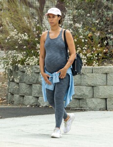 pregnant-leona-lewis-out-hiking-at-hollywood-hills-06-22-2022-5.jpg