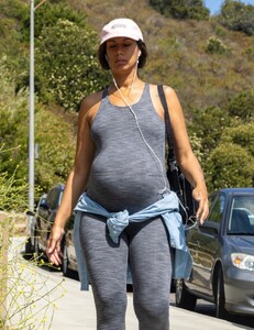 pregnant-leona-lewis-out-hiking-at-hollywood-hills-06-22-2022-6.jpg
