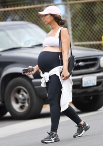 pregnant-leona-lewis-out-hiking-at-lake-hollywood-resovoir-in-los-angeles-07-06-2022-3.jpg