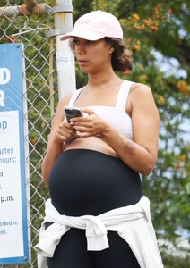pregnant-leona-lewis-out-hiking-at-lake-hollywood-resovoir-in-los-angeles-07-06-2022-6.jpg