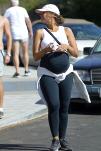 pregnant-leona-lewis-out-hikinig-at-lake-hollywood-07-15-2022-5.jpg