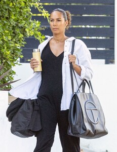 pregnant-leona-lewis-out-in-los-angeles-08-24-2022-6.jpg