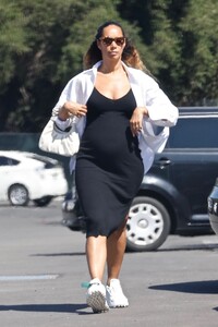 pregnant-leona-lewis-shopping-at-erewhon-market-in-studio-city-04-15-2022-5.jpg