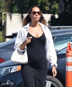 pregnant-leona-lewis-shopping-at-erewhon-market-in-studio-city-04-15-2022-9.jpg