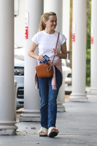 reese-witherspoon-heading-to-a-nail-salon-in-nashville-04-03-2023-5.jpg