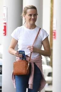 reese-witherspoon-heading-to-a-nail-salon-in-nashville-04-03-2023-6.jpg