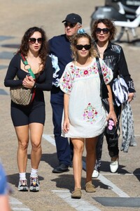 rita-and-elena-ora-out-for-lunch-with-their-parents-ora-at-bondi-icebergs-in-sydney-03-30-2023-3.jpg