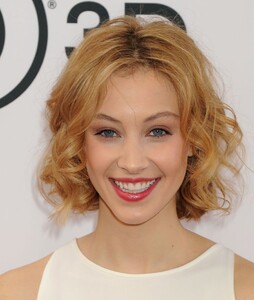 sarah-gadon-at-the-nut-job-premiere-in-los-angeles_7.jpg