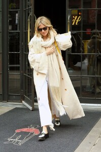 sienna-miller-leaves-bowery-hotel-in-new-york-04-27-2023-5.jpg