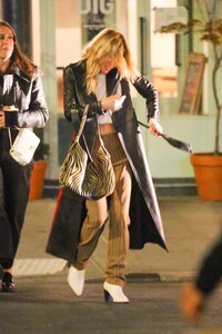 sienna-miller-night-out-with-friends-in-new-york-04-22-2023-2.jpg
