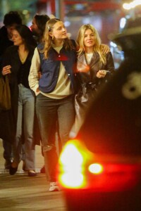 sienna-miller-night-out-with-friends-in-new-york-04-22-2023-6.jpg