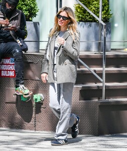 sienna-miller-out-and-about-in-new-york-04-19-2023-5.jpg