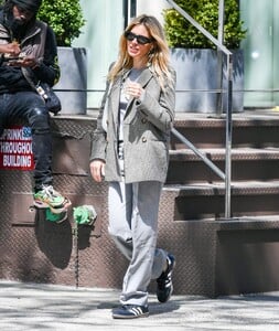 sienna-miller-out-and-about-in-new-york-04-19-2023-5.jpg