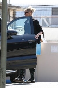 stella-maxwell-out-for-workout-session-in-los-angeles-04-09-2023-0.jpg