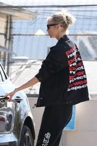 stella-maxwell-out-for-workout-session-in-los-angeles-04-09-2023-3.jpg