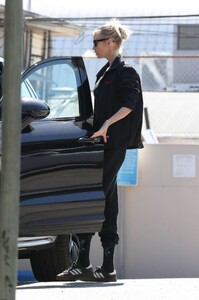 stella-maxwell-out-for-workout-session-in-los-angeles-04-09-2023-5.jpg