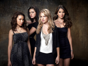 the-secret-circle-brittany-britt-robertson-phoebe-tonkin-shelley-hennig-jessica-parker-kennedy-dvdbash.jpg