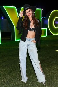 victoria-justice-nylon-house-in-the-desert-in-palm-springs-04-14-2023-3.thumb.jpg.ff7d2589f42539f78c7b38e823bdbe88.jpg