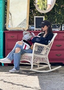 victoria-justice-shopping-at-flea-market-in-los-angeles-04-02-2023-0.thumb.jpg.957785357c01936d3360f2f56aa87f35.jpg