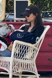 victoria-justice-shopping-at-flea-market-in-los-angeles-04-02-2023-1.thumb.jpg.e6e63c3bf90bfbe8ccab6ed6c2d7df3c.jpg