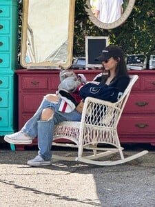 victoria-justice-shopping-at-flea-market-in-los-angeles-04-02-2023-3.thumb.jpg.18d3ab4f040165c78198803dbc51d659.jpg