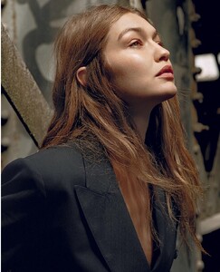 vogue-italia-06-2019_gigi_by_alasdair-mclellan10.thumb.jpg.8acb3c4582f862867113865c881b8dbc.jpg