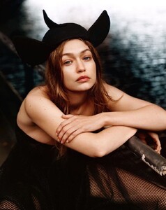 vogue-italia-06-2019_gigi_by_alasdair-mclellan12.thumb.jpg.9ac0e66e9fdeb1026e37fa57a6215173.jpg