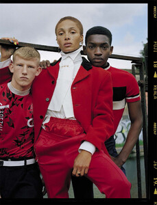 vogue-italia-12-2015_adwoa-aboah_by_tim-walker_(4).thumb.jpg.34e0780740a2a94dbcf42aa6f097ab84.jpg