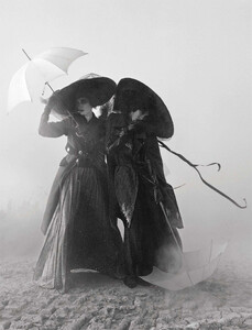 vogue-italia-12-2015_by_tim-walker_(14).thumb.jpg.780ddc52f0050a23b9be943d6a1d4d62.jpg