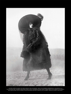 vogue-italia-12-2015_by_tim-walker_(17).thumb.jpg.12c9f641ecd0c3364875d8a3d754739a.jpg