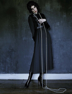 vogue-italia-12-2015_by_tim-walker_(18).thumb.jpg.e01370726d296ecf81c044e632f65ac8.jpg
