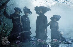vogue-italia-12-2015_by_tim-walker_(19).thumb.jpg.9516f3723b58f80ebd4e359546a967b2.jpg