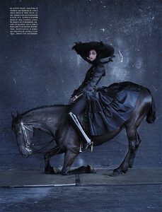 vogue-italia-12-2015_by_tim-walker_(4).thumb.jpg.02e05a097a9daebf5ee5710e5ec4730d.jpg
