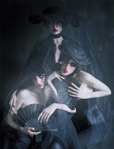 vogue-italia-12-2015_by_tim-walker_(6).thumb.jpg.09a4e84305b70bd6f48bf8f37fdacb0e.jpg