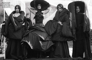vogue-italia-12-2015_by_tim-walker_(7).thumb.jpg.fa53a7ce0252eca98f18bad6012537f5.jpg