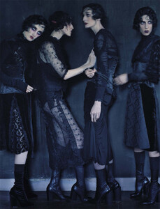 vogue-italia-12-2015_by_tim-walker_(9).thumb.jpg.e625ffb306075a8bf1ed78f448e1707b.jpg