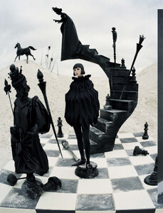 vogue-italia-12-2015_edie-campbell_by_tim-walker_(10).thumb.jpg.7a90e043f68d97f5fd870cf90e2d03ef.jpg
