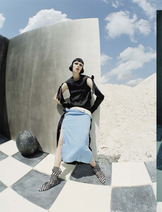 vogue-italia-12-2015_edie-campbell_by_tim-walker_(7).thumb.jpg.bacee6355d8faa1707ec8bb173ad4b61.jpg