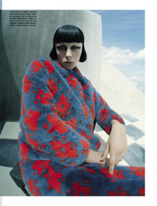 vogue-italia-12-2015_edie-campbell_by_tim-walker_(8).thumb.jpg.23a3c3250b6ed4d6c70140e49123becb.jpg