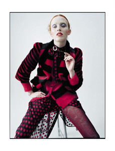 vogue-italia-12-2015_karen-elson_by_tim-walker_(3).thumb.jpg.5b7a7f8dca2e36d6ae3d6deb9b1b3a52.jpg