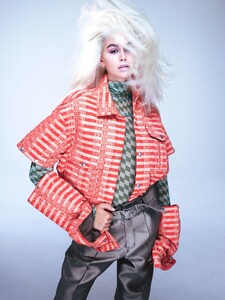 vogue-us-11-2019_kaia_by_mikael-jansson2.thumb.jpg.8f92a6132c05c7e1e065de4bdd781ef8.jpg