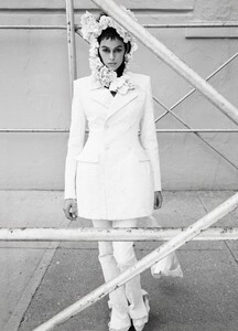 vogue-us-11-2019_kaia_by_mikael-jansson9.thumb.jpg.7489f84caf2d0bc16e3ddfe4cff1bdd8.jpg