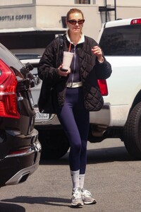 whitney-port-grabs-some-pinkberry-in-studio-city-04-14-2023-0.jpg