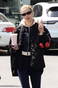 whitney-port-grabs-some-pinkberry-in-studio-city-04-14-2023-1.jpg