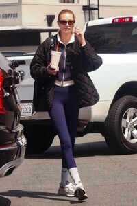 whitney-port-grabs-some-pinkberry-in-studio-city-04-14-2023-2.jpg