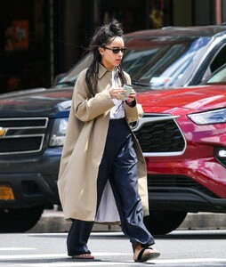 zoe-kravitz-out-for-coffee-with-a-friend-in-new-york-04-24-2023-1.jpg