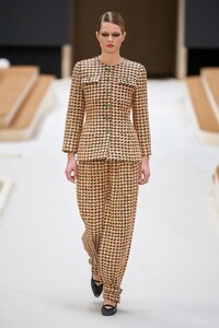 00003-Chanel-Couture-Spring-22-credit-gorunway.thumb.jpg.ed61aae844a1b5277290985ee2e0558c.jpg