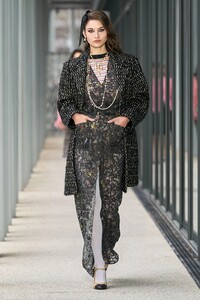 00003-Chanel-Pre-Fall-22-Paris-credit-gorunway.thumb.jpg.76ea5e9f502dc9f8abbd55e2514d7b2e.jpg