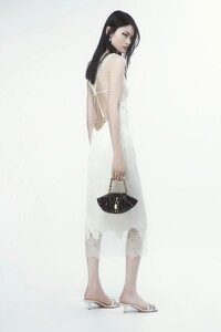 00003-Givenchy-Pre-Fall-22-credit-Givenchy.thumb.jpg.56aa3bd55e4c6d4c83d8f7955e7a1992.jpg